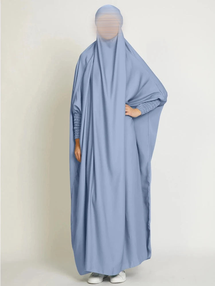 Jilbab Long avec Capuche – Manches Smockées en Satin Velours Soyeux | Abaya Modeste et Élégante