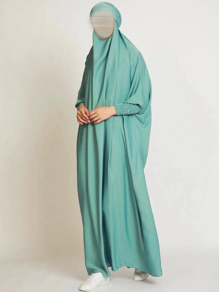 Jilbab Long avec Capuche – Manches Smockées en Satin Velours Soyeux | Abaya Modeste et Élégante