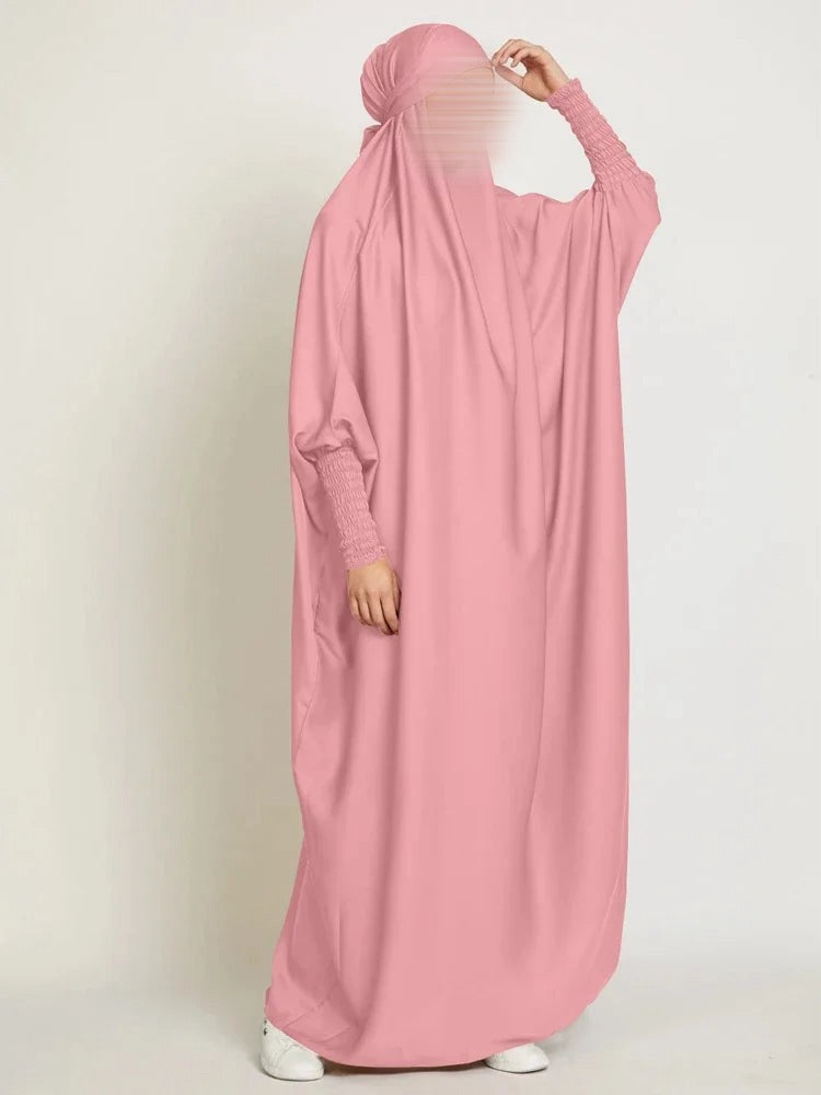 Jilbab Long avec Capuche – Manches Smockées en Satin Velours Soyeux | Abaya Modeste et Élégante