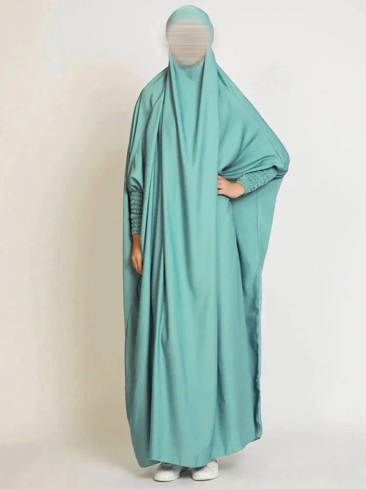 Jilbab Long avec Capuche – Manches Smockées en Satin Velours Soyeux | Abaya Modeste et Élégante