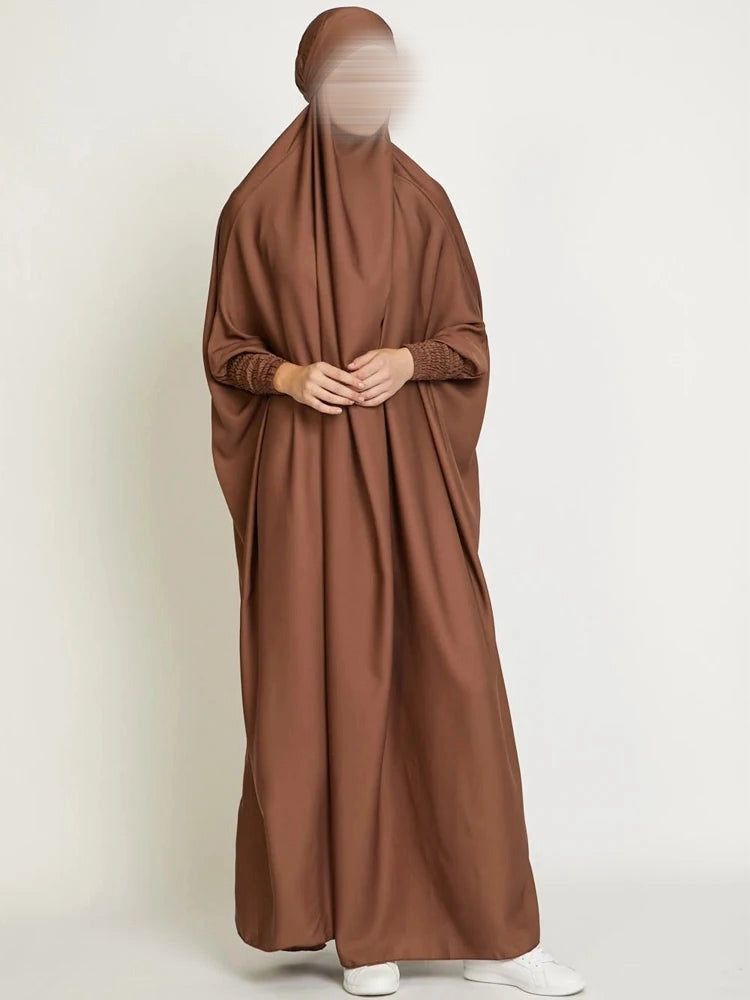 Jilbab Long avec Capuche – Manches Smockées en Satin Velours Soyeux | Abaya Modeste et Élégante