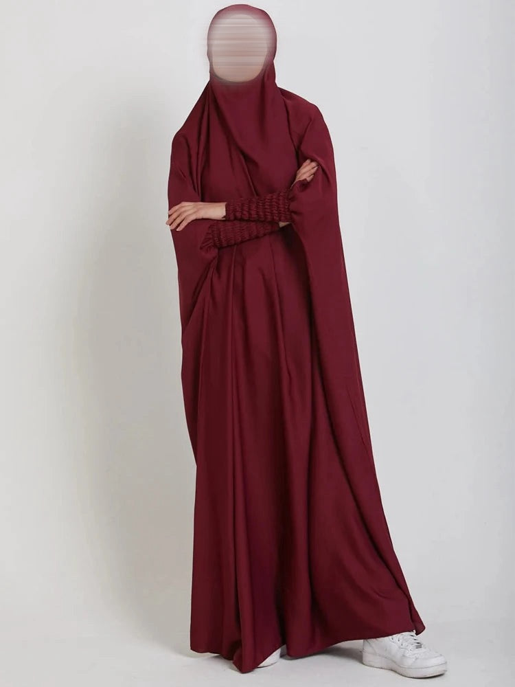Jilbab Long avec Capuche – Manches Smockées en Satin Velours Soyeux | Abaya Modeste et Élégante