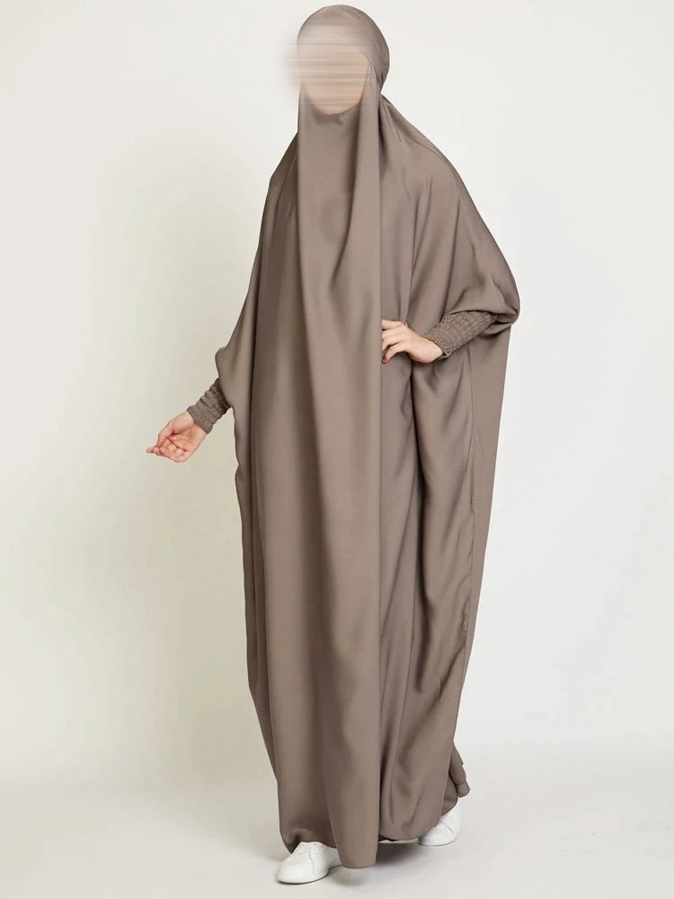 Jilbab Long avec Capuche – Manches Smockées en Satin Velours Soyeux | Abaya Modeste et Élégante