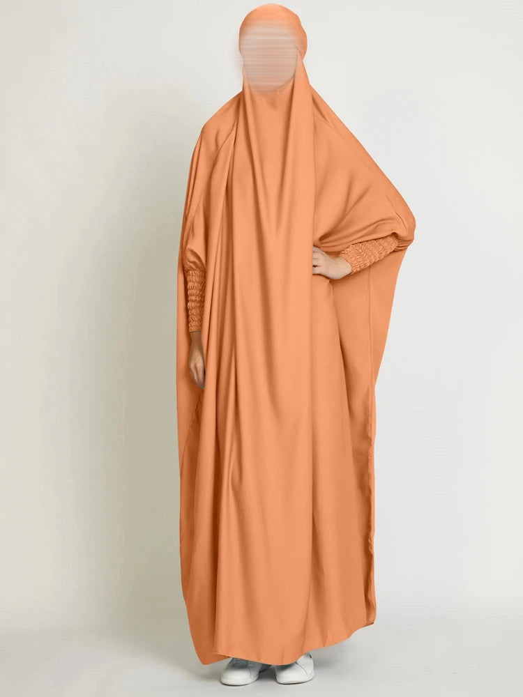 Jilbab Long avec Capuche – Manches Smockées en Satin Velours Soyeux | Abaya Modeste et Élégante