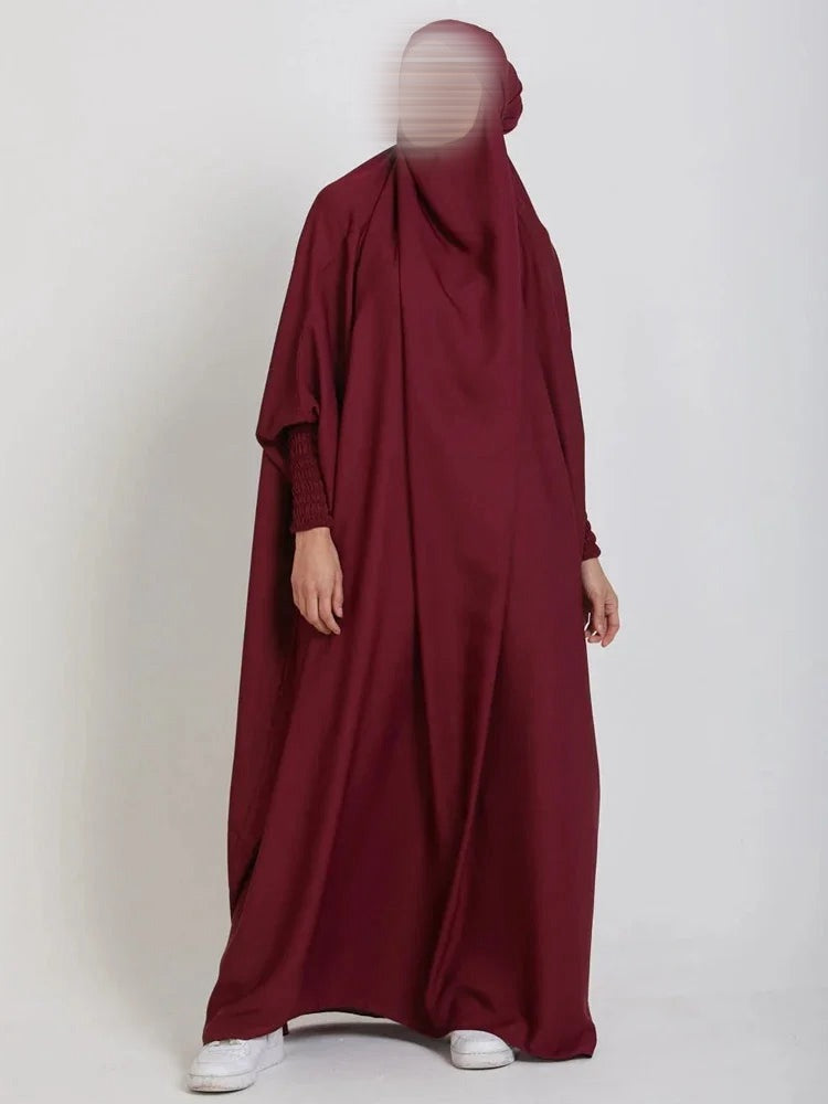 Jilbab Long avec Capuche – Manches Smockées en Satin Velours Soyeux | Abaya Modeste et Élégante