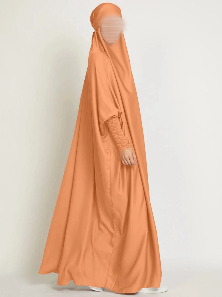 Jilbab Long avec Capuche – Manches Smockées en Satin Velours Soyeux | Abaya Modeste et Élégante