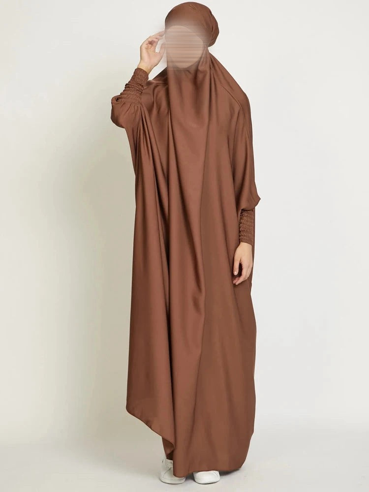 Jilbab Long avec Capuche – Manches Smockées en Satin Velours Soyeux | Abaya Modeste et Élégante