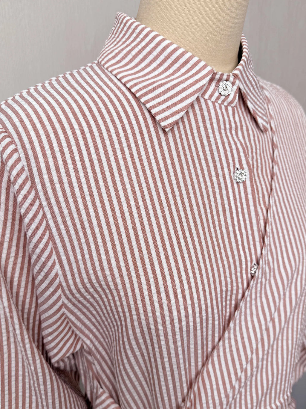 Abaya Rayée Beige Style Dubaï – Robe Longue Col Chemise avec Ceinture, Élégance Modeste et Chic Urbain