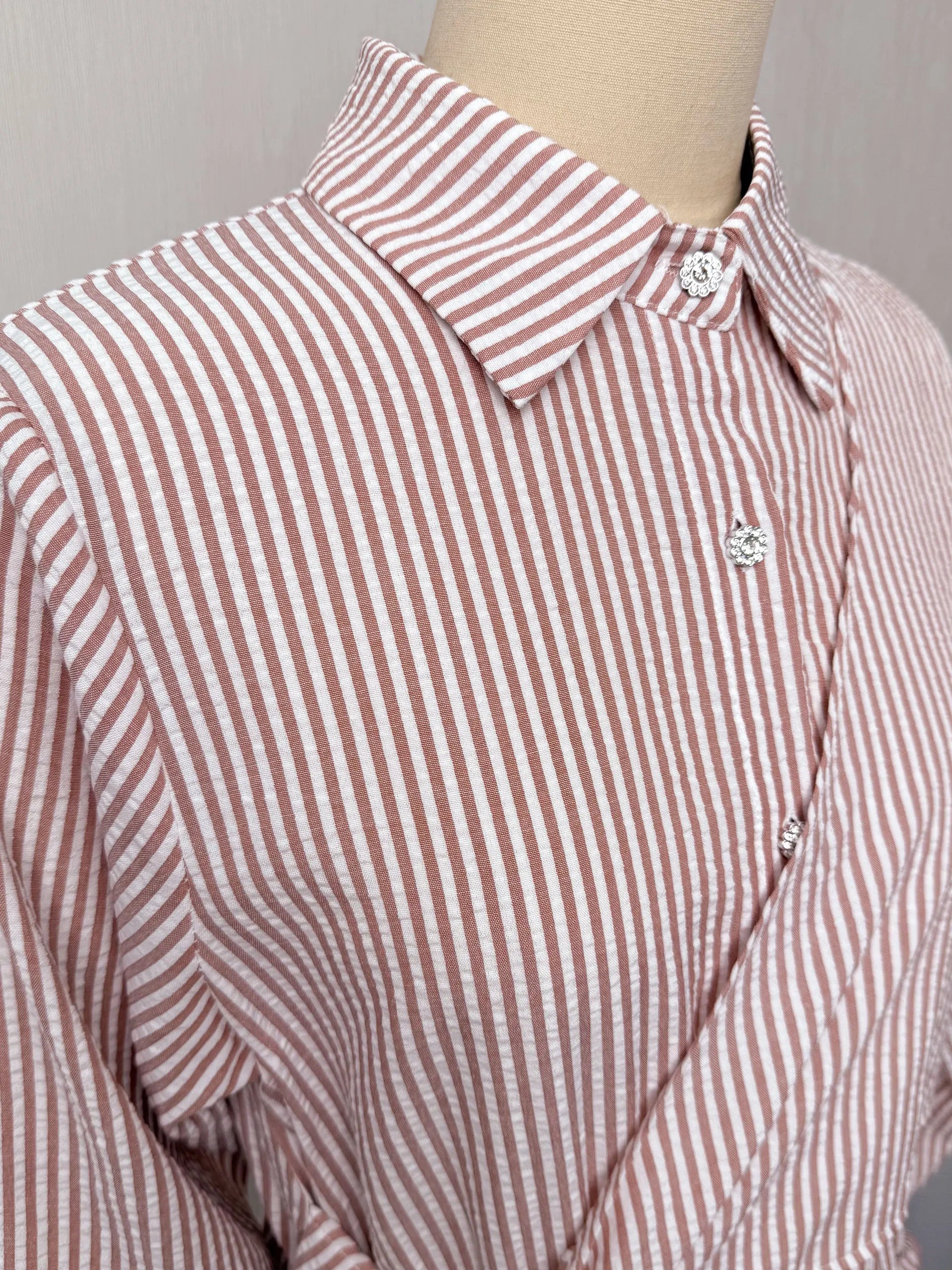 Abaya Rayée Beige Style Dubaï – Robe Longue Col Chemise avec Ceinture, Élégance Modeste et Chic Urbain