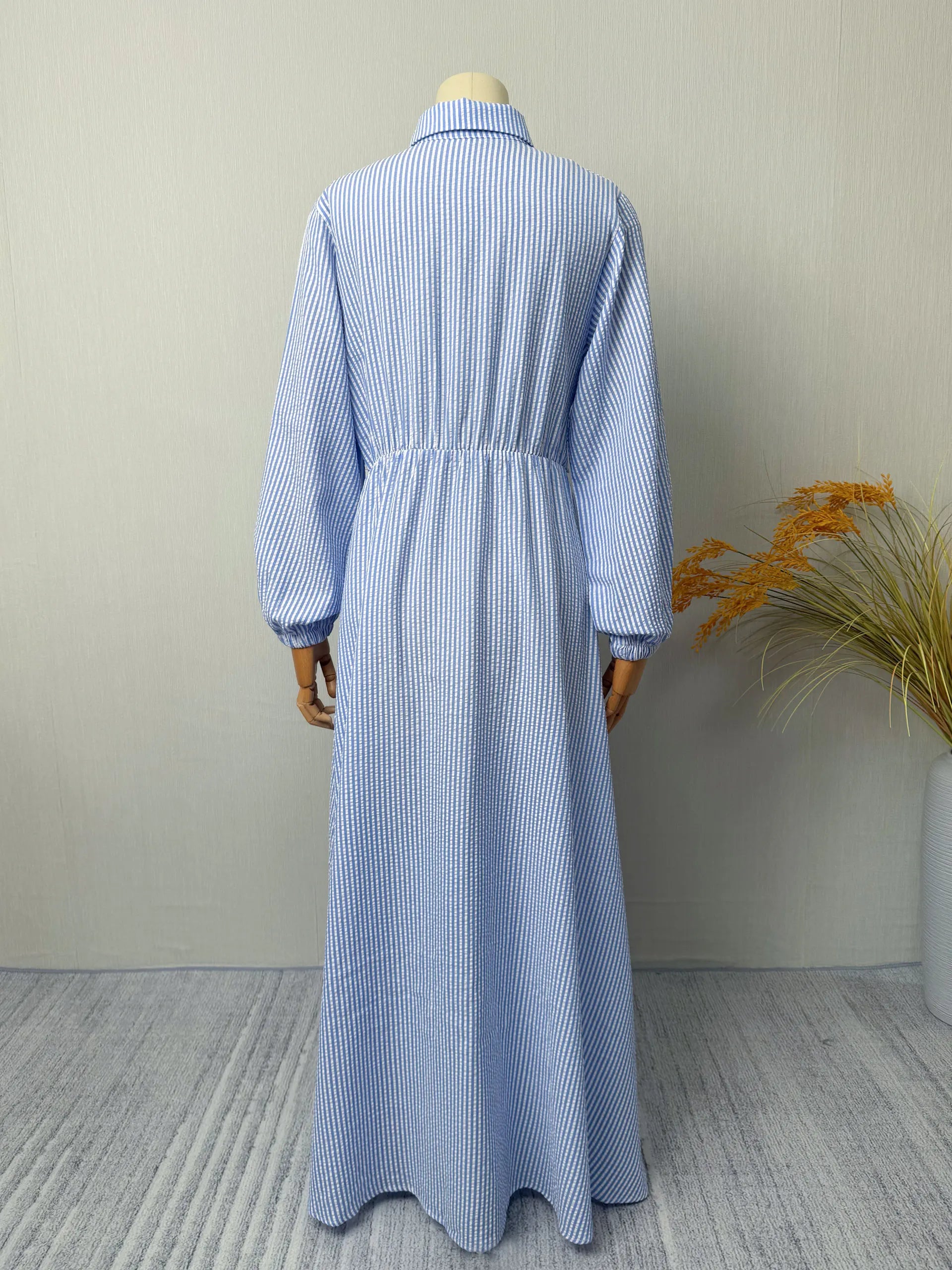 Abaya Rayée Beige Style Dubaï – Robe Longue Col Chemise avec Ceinture, Élégance Modeste et Chic Urbain