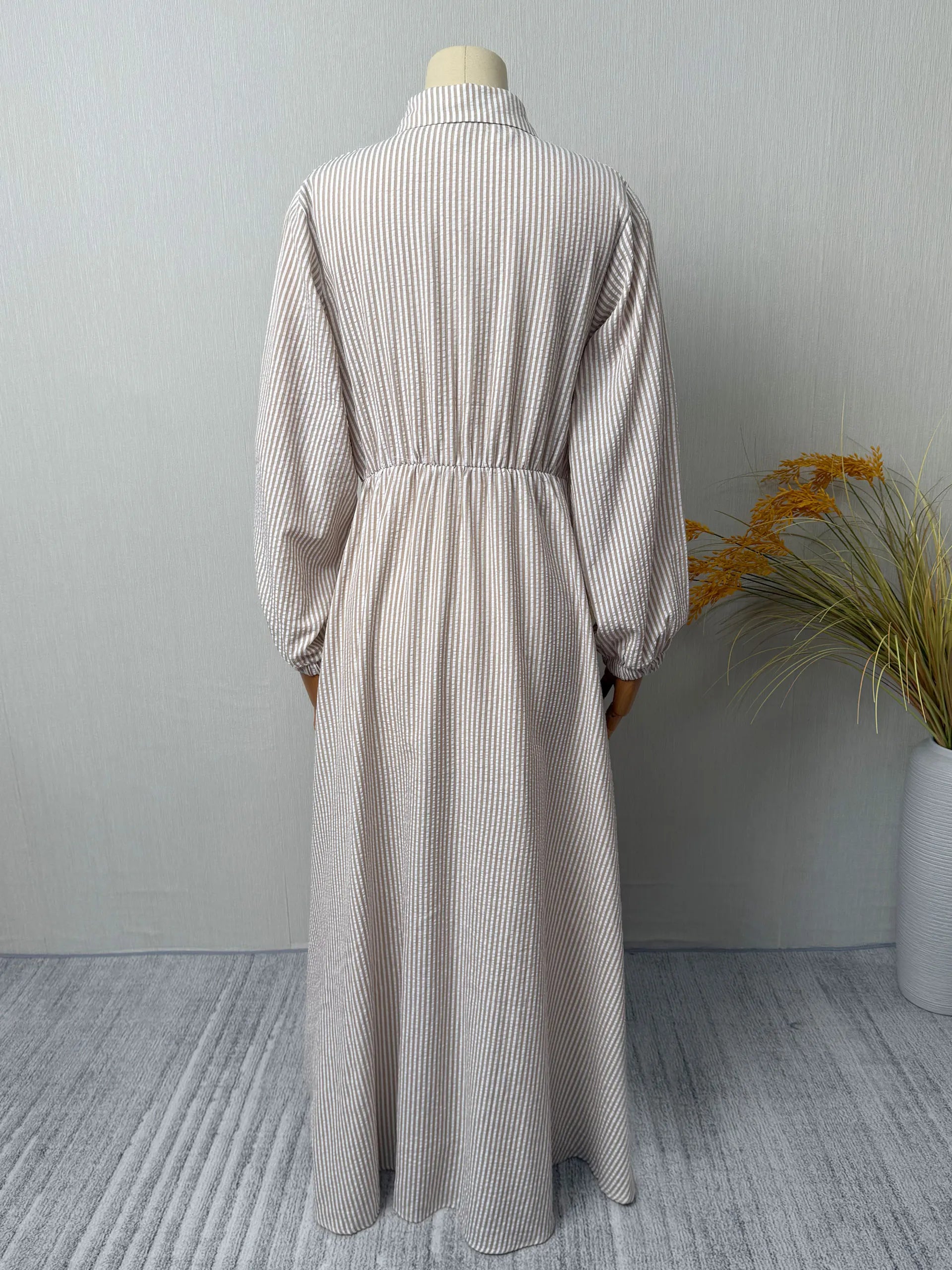 Abaya Rayée Beige Style Dubaï – Robe Longue Col Chemise avec Ceinture, Élégance Modeste et Chic Urbain