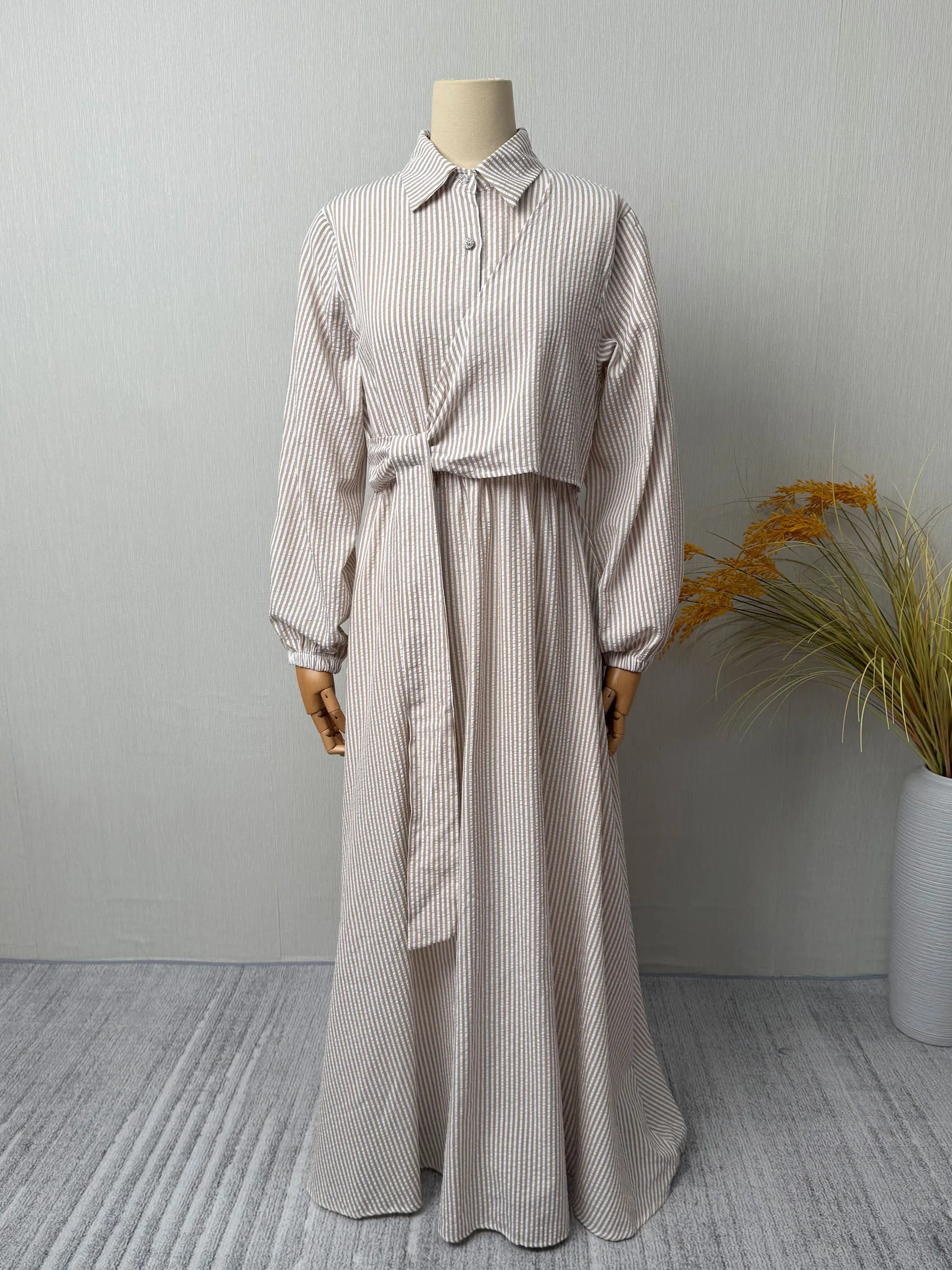 Abaya Rayée Beige Style Dubaï – Robe Longue Col Chemise avec Ceinture, Élégance Modeste et Chic Urbain