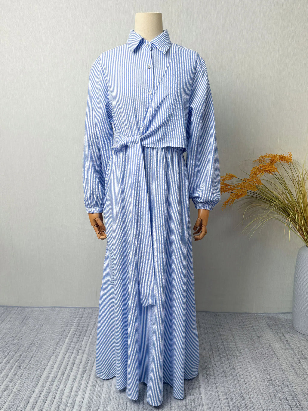 Abaya Rayée Beige Style Dubaï – Robe Longue Col Chemise avec Ceinture, Élégance Modeste et Chic Urbain