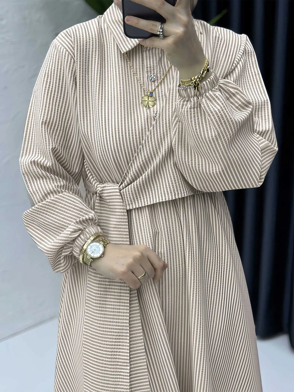 Abaya Rayée Beige Style Dubaï – Robe Longue Col Chemise avec Ceinture, Élégance Modeste et Chic Urbain