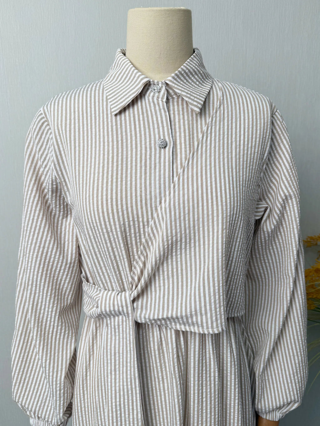 Abaya Rayée Beige Style Dubaï – Robe Longue Col Chemise avec Ceinture, Élégance Modeste et Chic Urbain