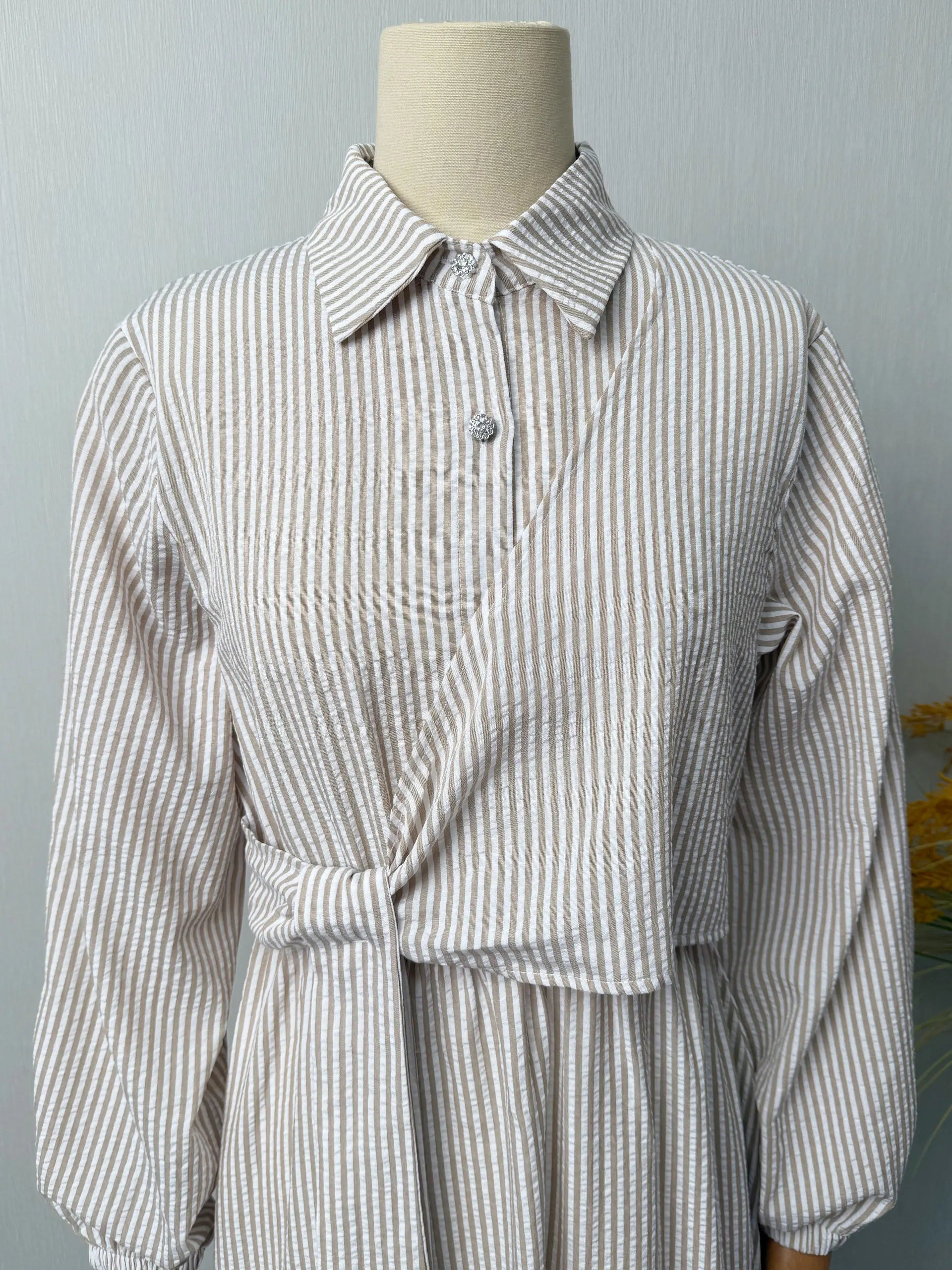 Abaya Rayée Beige Style Dubaï – Robe Longue Col Chemise avec Ceinture, Élégance Modeste et Chic Urbain