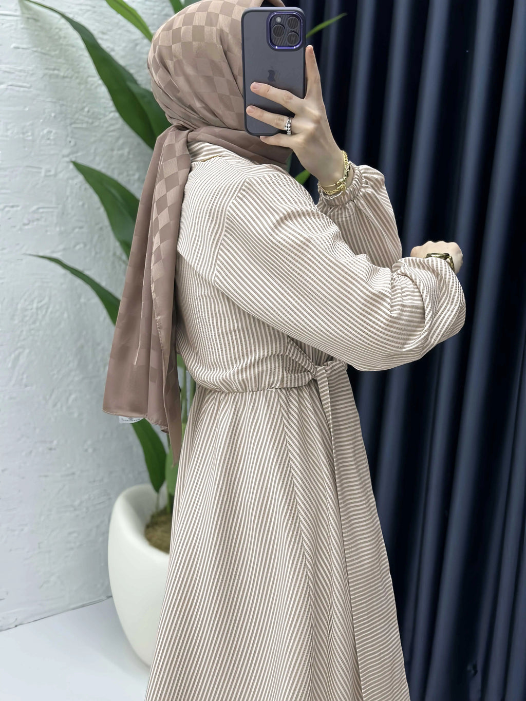 Abaya Rayée Beige Style Dubaï – Robe Longue Col Chemise avec Ceinture, Élégance Modeste et Chic Urbain