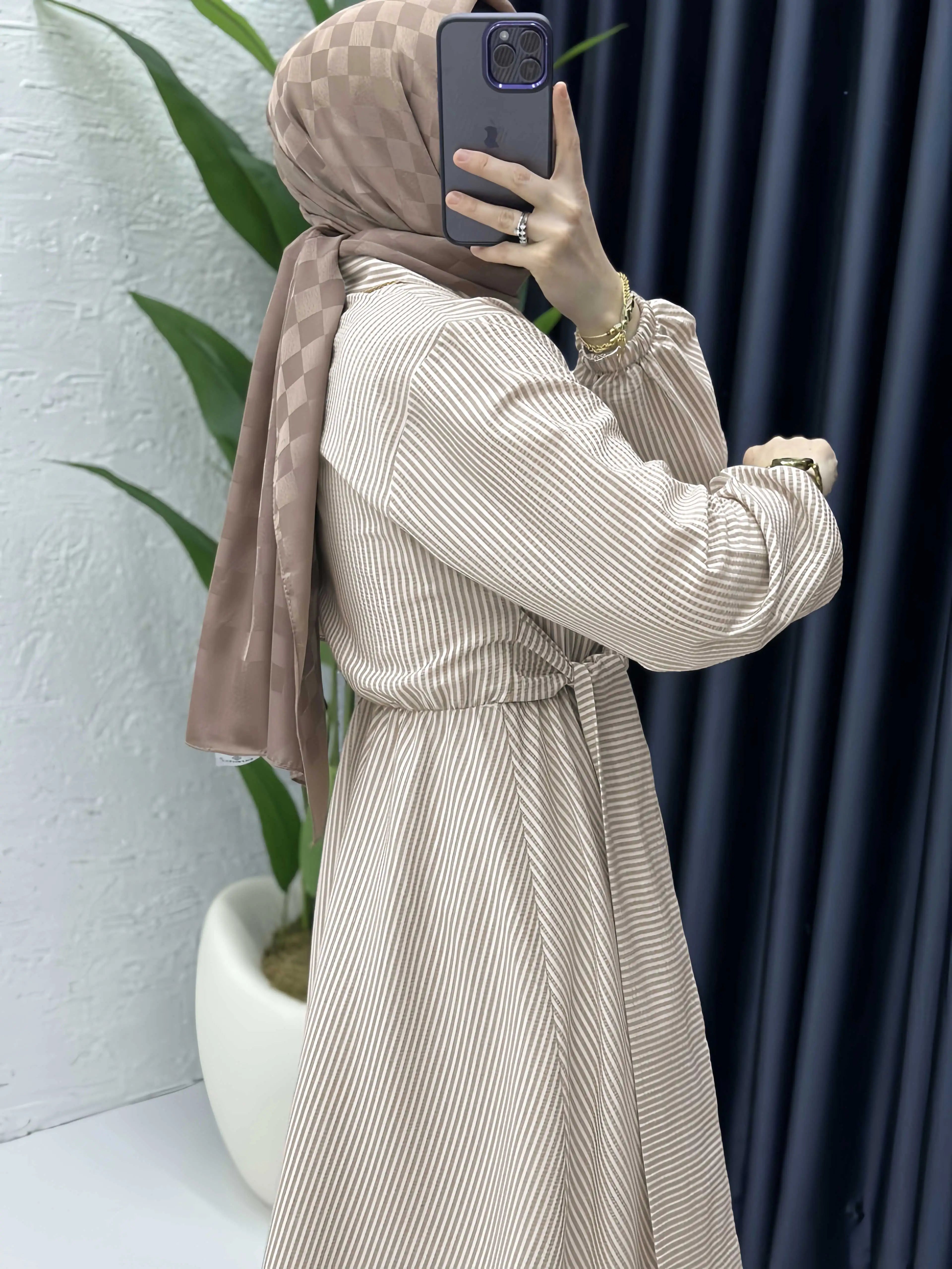 Abaya Rayée Beige Style Dubaï – Robe Longue Col Chemise avec Ceinture, Élégance Modeste et Chic Urbain