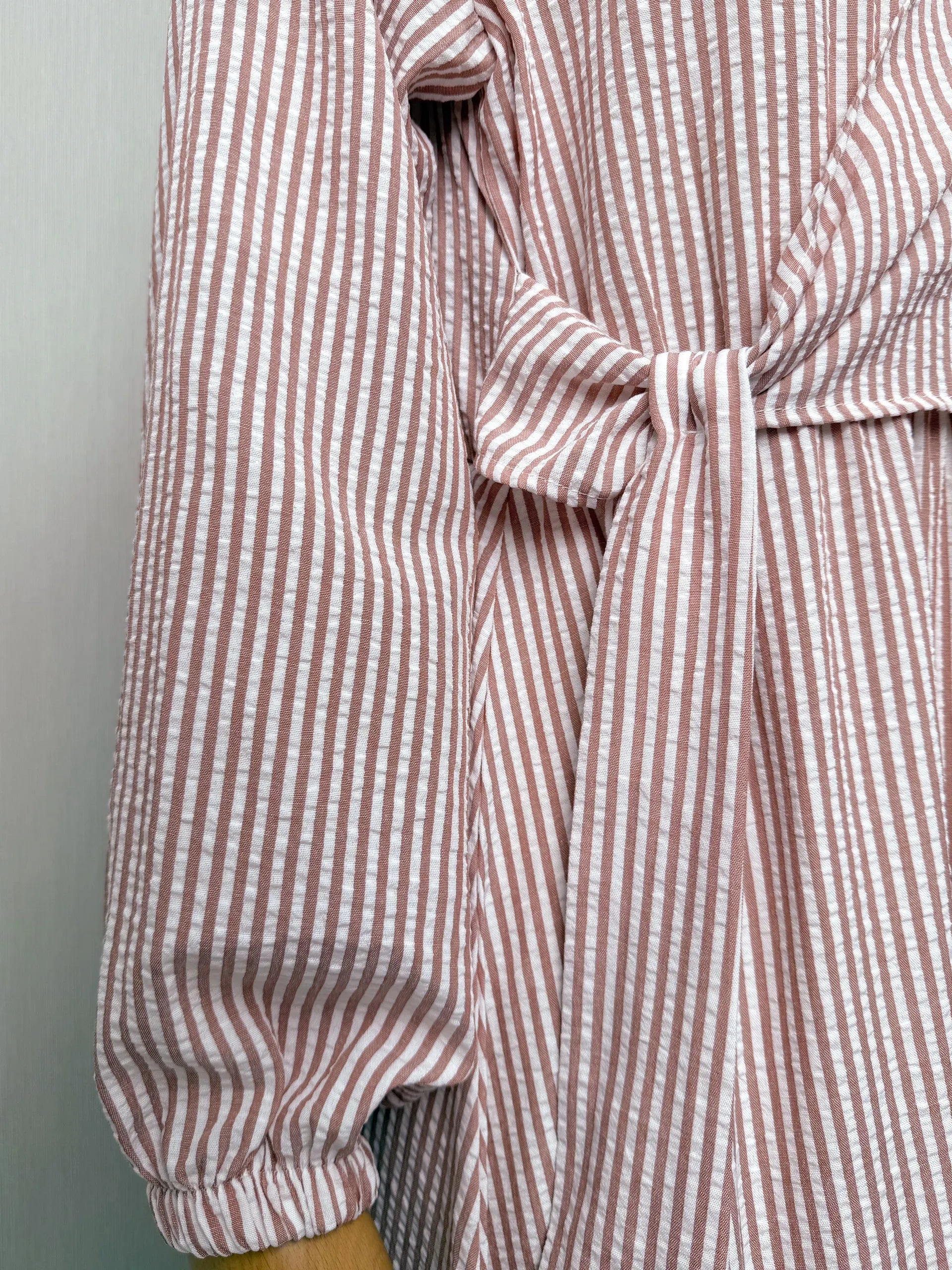 Abaya Rayée Beige Style Dubaï – Robe Longue Col Chemise avec Ceinture, Élégance Modeste et Chic Urbain