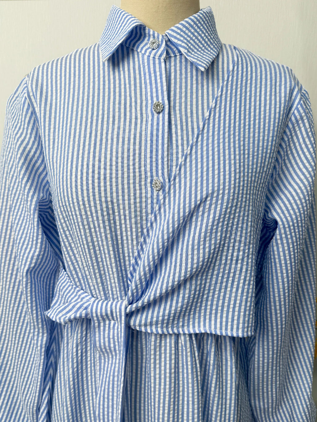 Abaya Rayée Beige Style Dubaï – Robe Longue Col Chemise avec Ceinture, Élégance Modeste et Chic Urbain