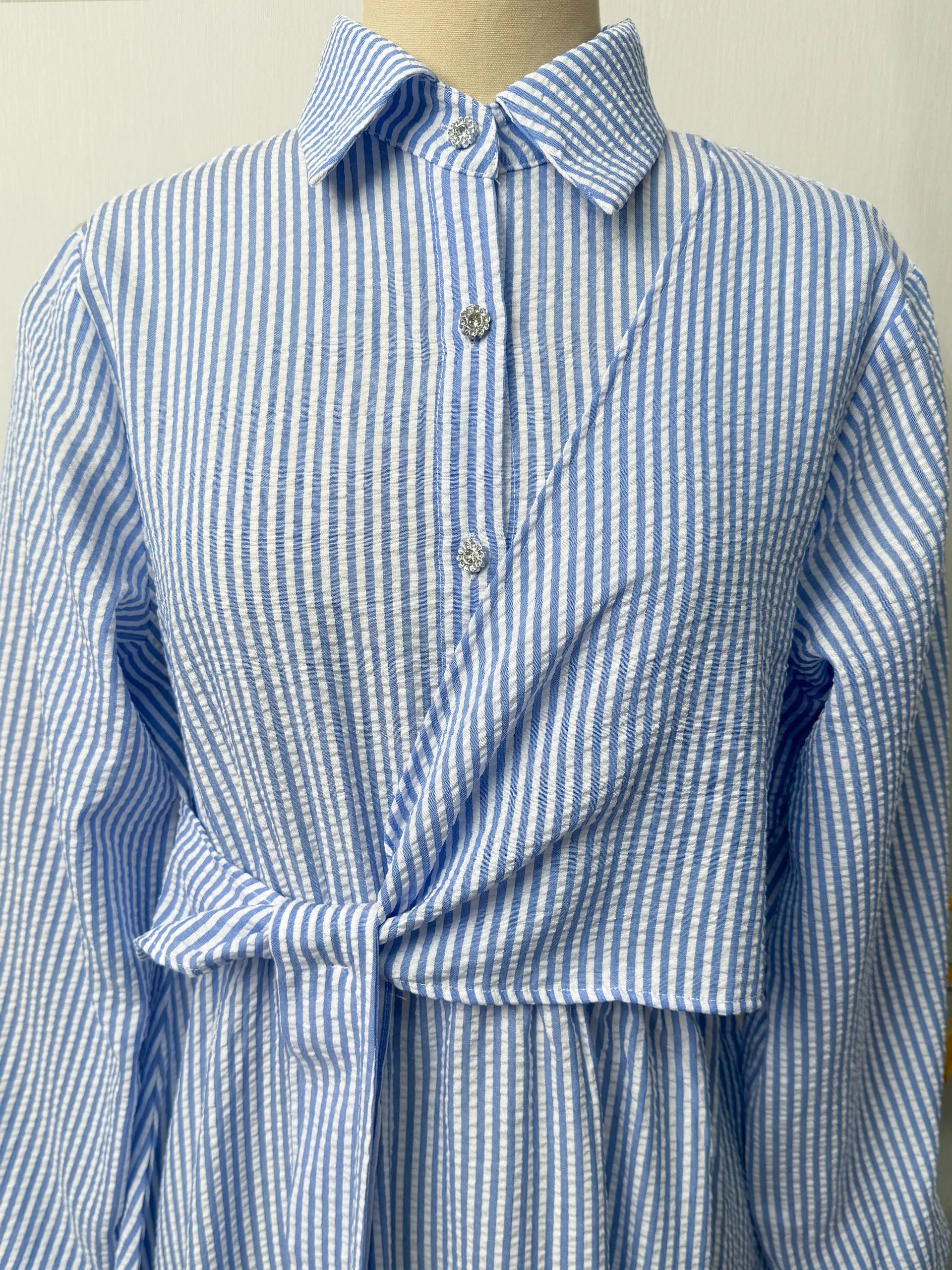 Abaya Rayée Beige Style Dubaï – Robe Longue Col Chemise avec Ceinture, Élégance Modeste et Chic Urbain