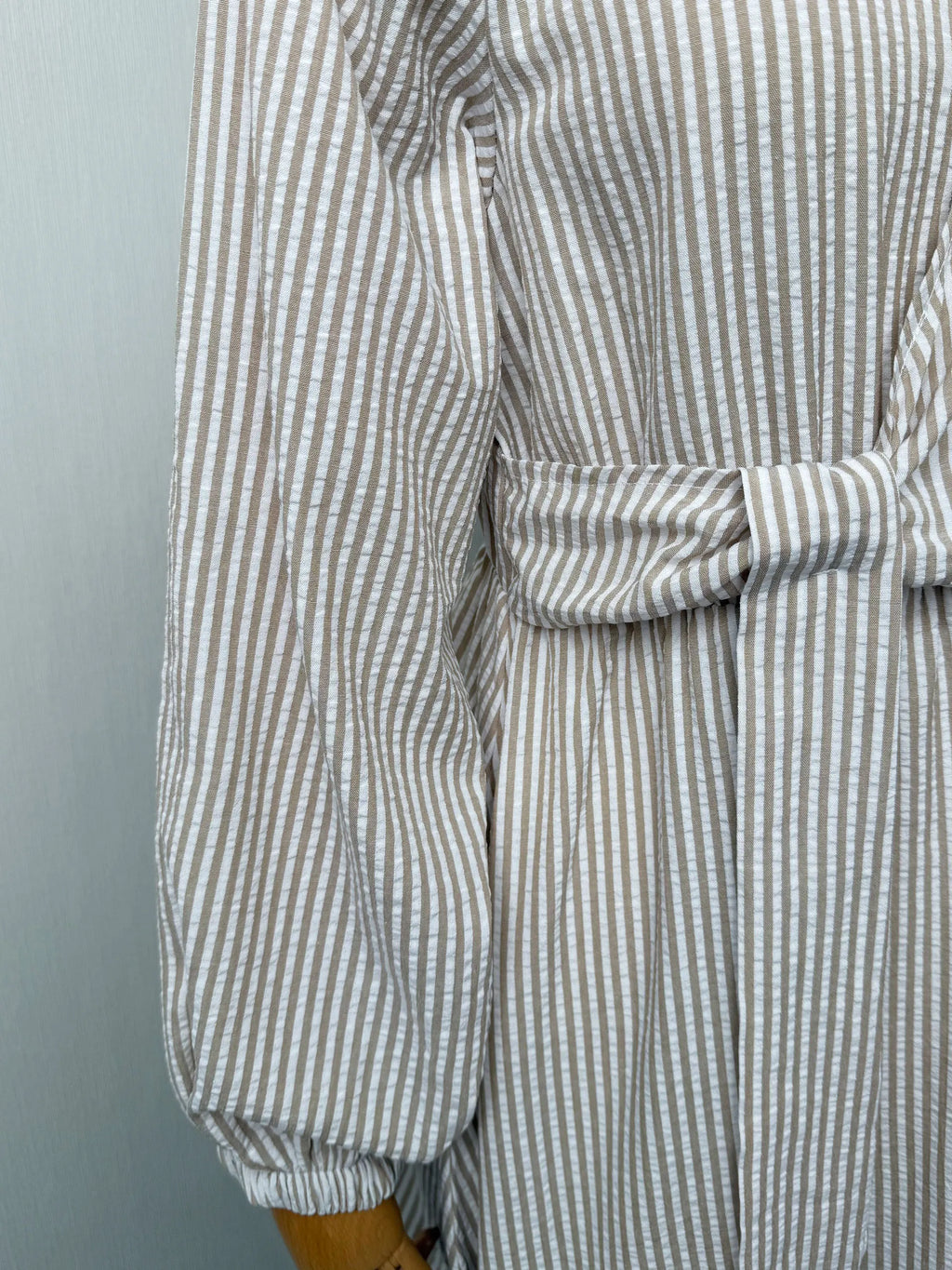 Abaya Rayée Beige Style Dubaï – Robe Longue Col Chemise avec Ceinture, Élégance Modeste et Chic Urbain