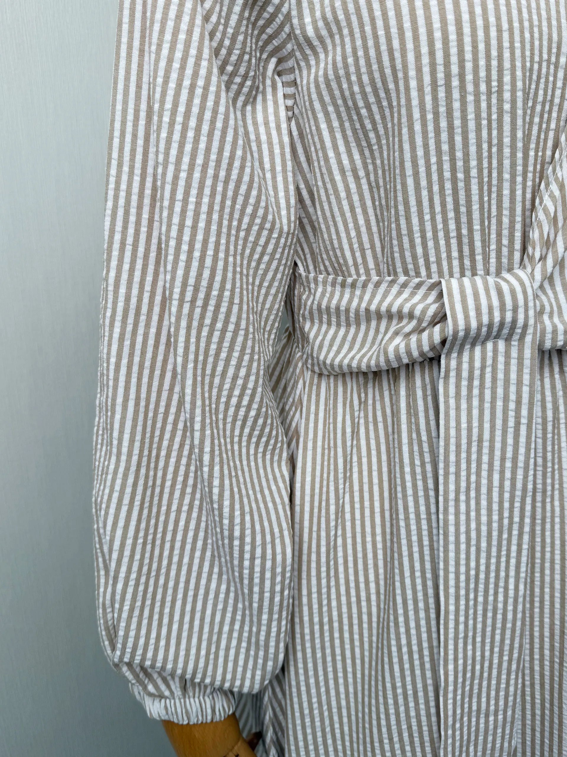 Abaya Rayée Beige Style Dubaï – Robe Longue Col Chemise avec Ceinture, Élégance Modeste et Chic Urbain