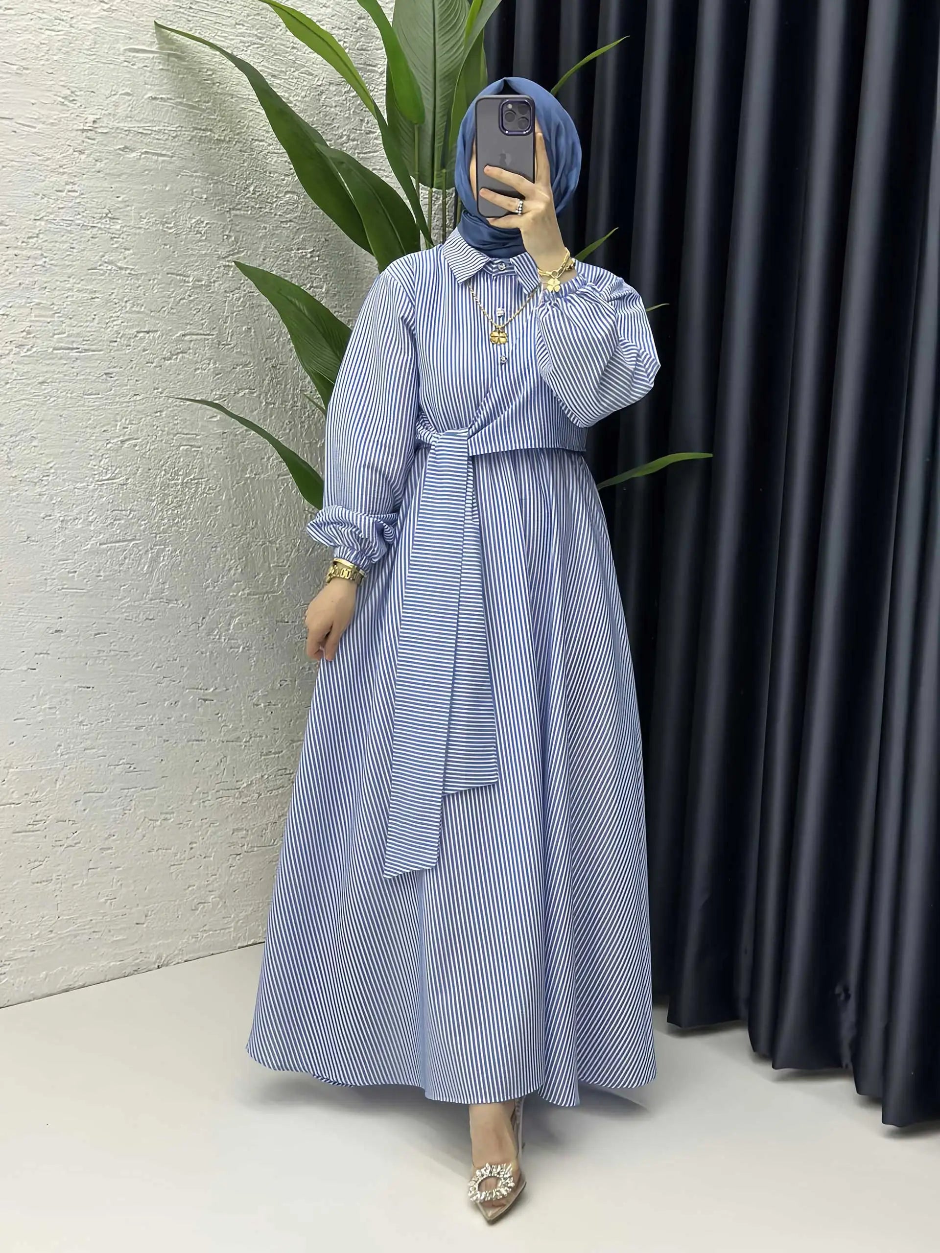 Abaya Rayée Beige Style Dubaï – Robe Longue Col Chemise avec Ceinture, Élégance Modeste et Chic Urbain