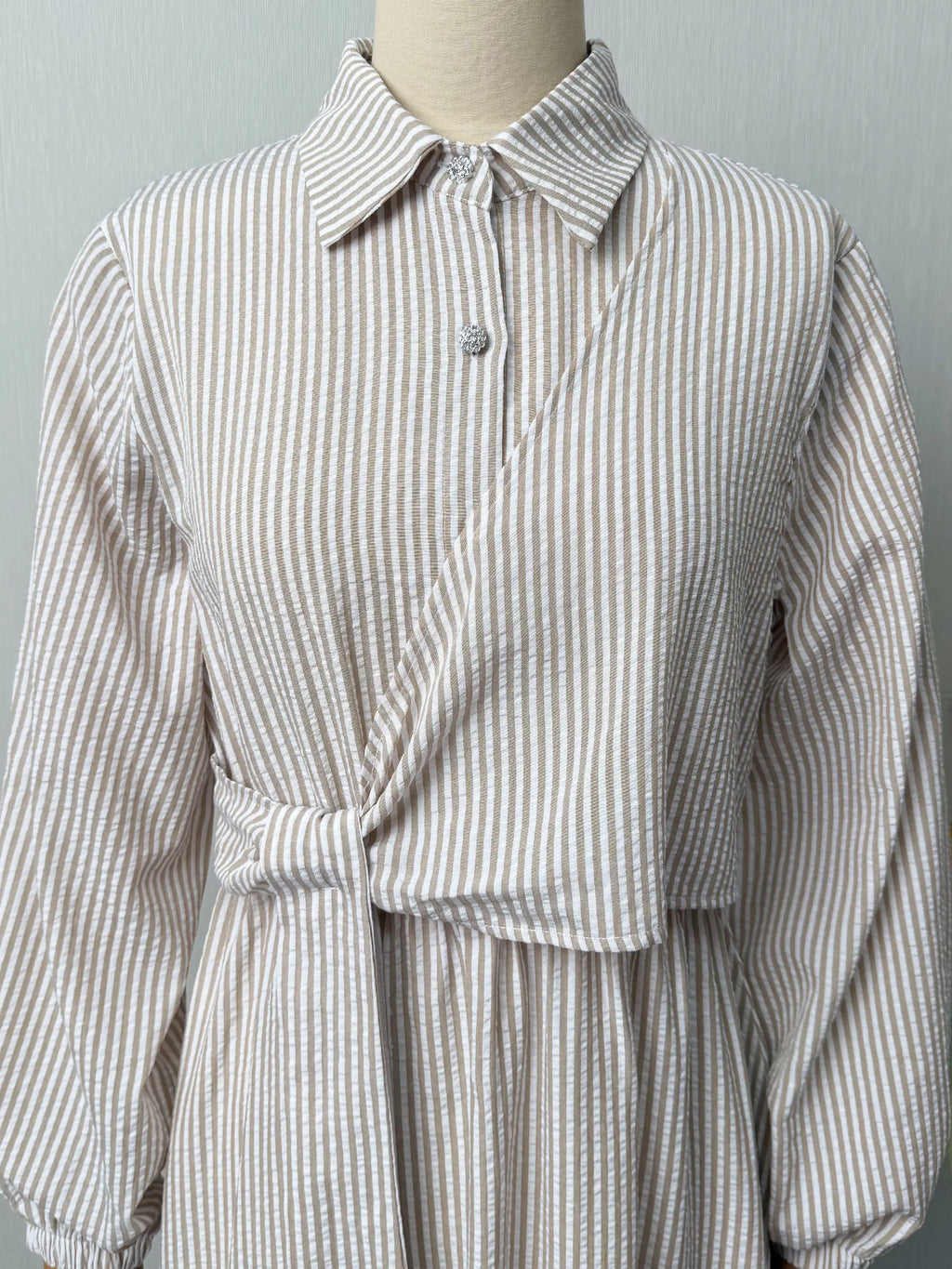 Abaya Rayée Beige Style Dubaï – Robe Longue Col Chemise avec Ceinture, Élégance Modeste et Chic Urbain