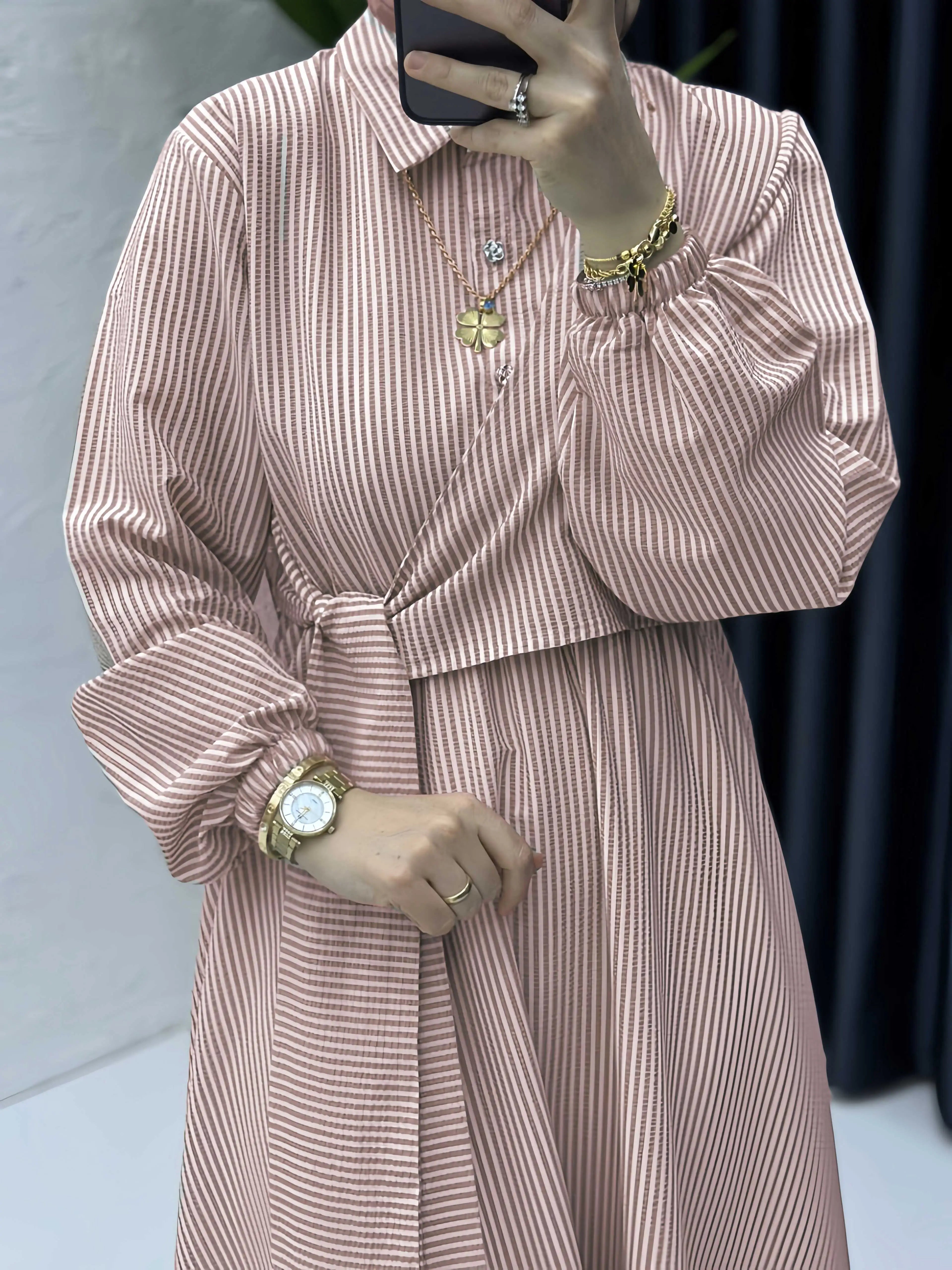 Abaya Rayée Beige Style Dubaï – Robe Longue Col Chemise avec Ceinture, Élégance Modeste et Chic Urbain