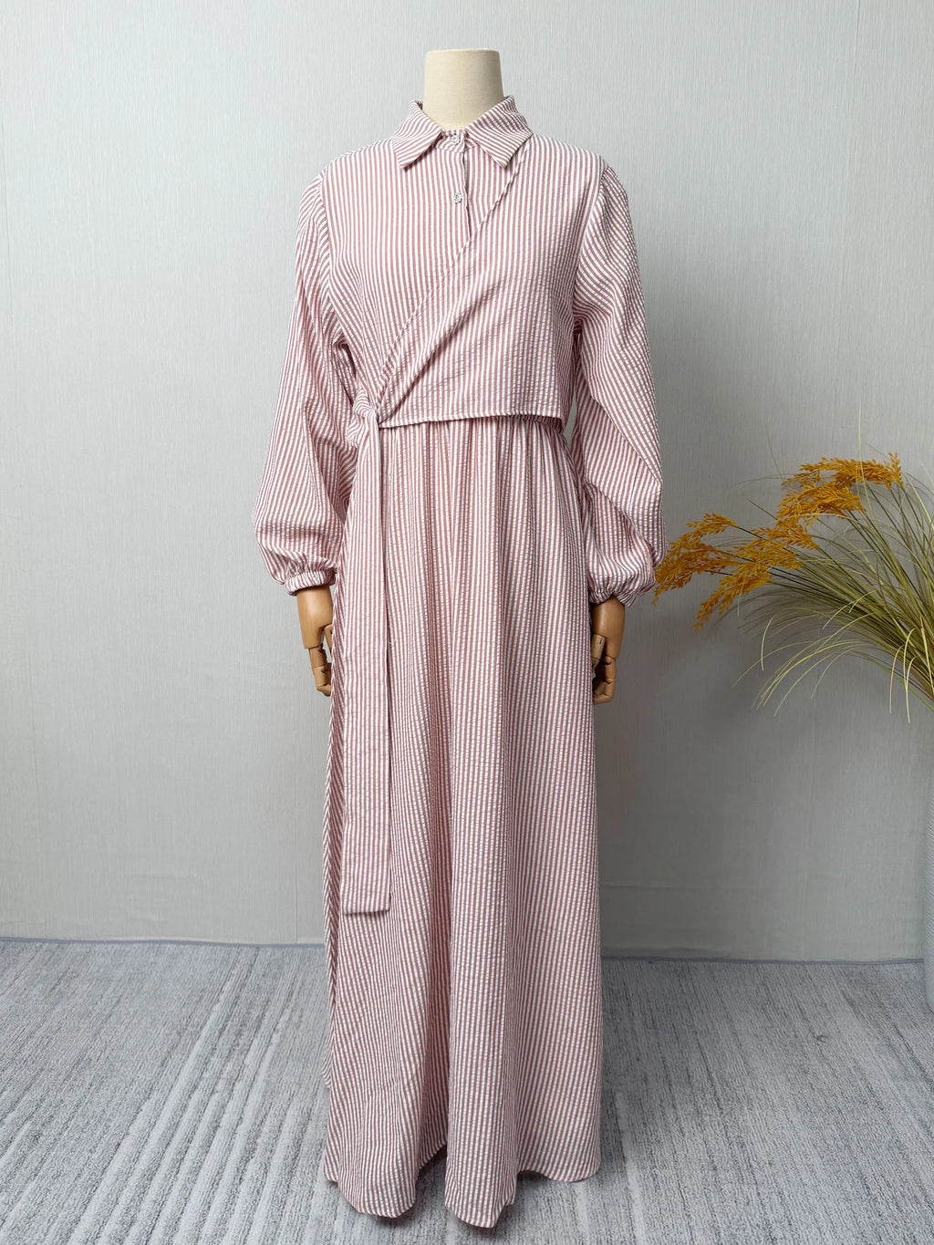 Abaya Rayée Beige Style Dubaï – Robe Longue Col Chemise avec Ceinture, Élégance Modeste et Chic Urbain