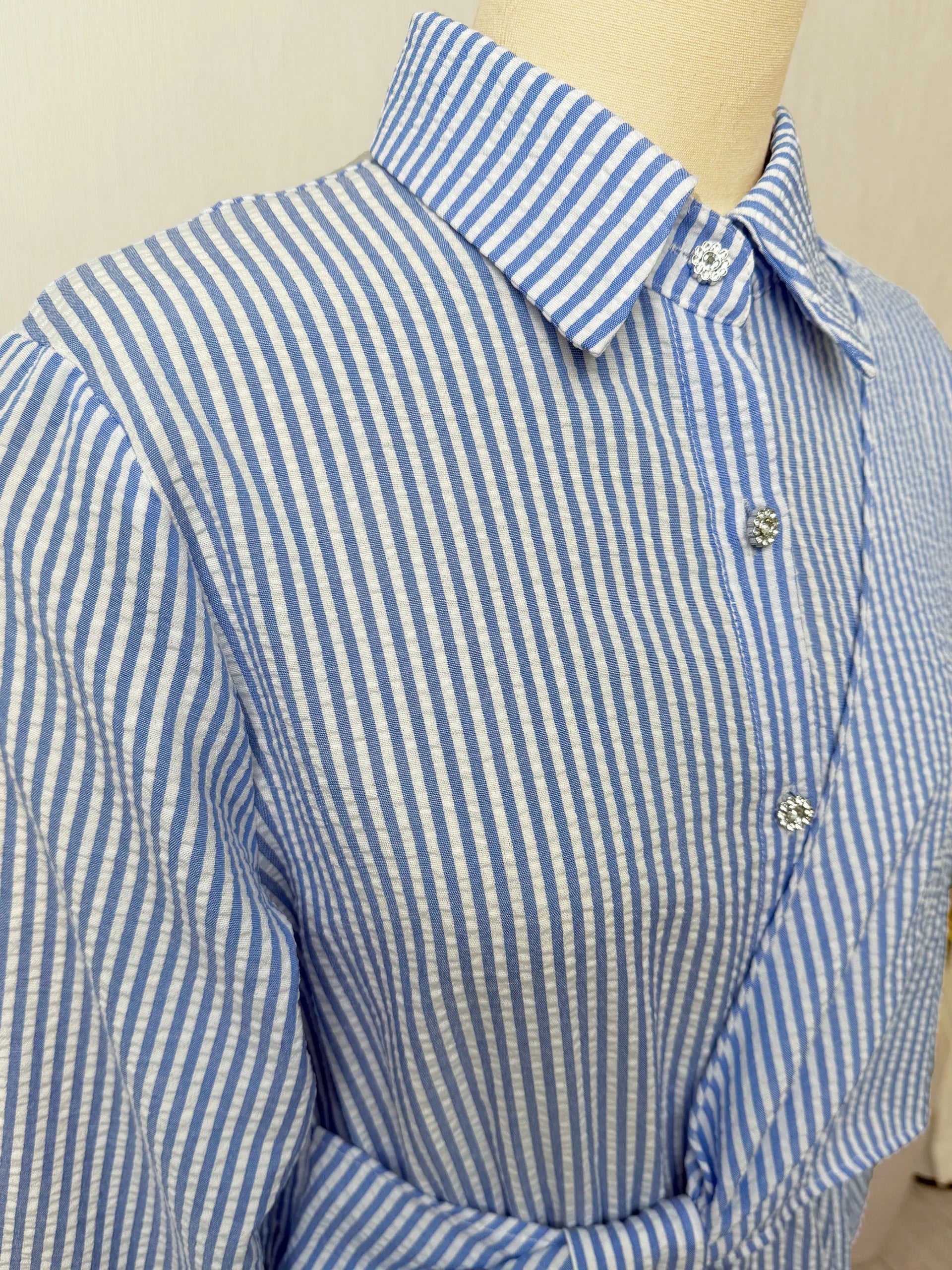 Abaya Rayée Beige Style Dubaï – Robe Longue Col Chemise avec Ceinture, Élégance Modeste et Chic Urbain