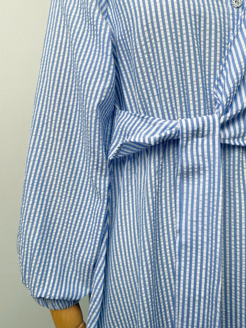 Abaya Rayée Beige Style Dubaï – Robe Longue Col Chemise avec Ceinture, Élégance Modeste et Chic Urbain