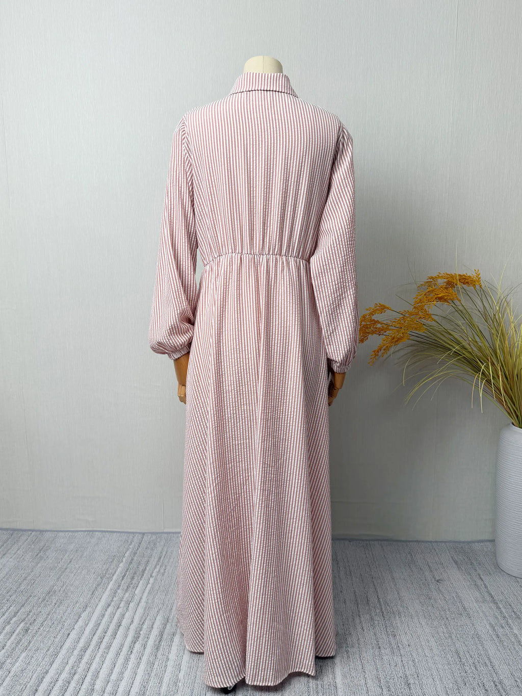 Abaya Rayée Beige Style Dubaï – Robe Longue Col Chemise avec Ceinture, Élégance Modeste et Chic Urbain