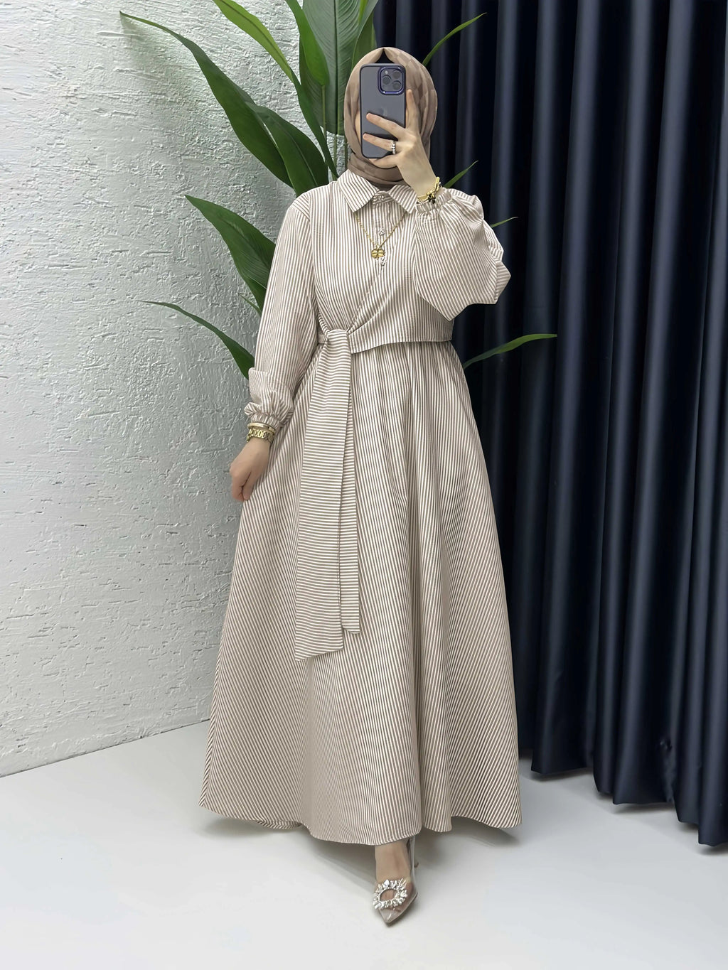 Abaya Rayée Beige Style Dubaï – Robe Longue Col Chemise avec Ceinture, Élégance Modeste et Chic Urbain