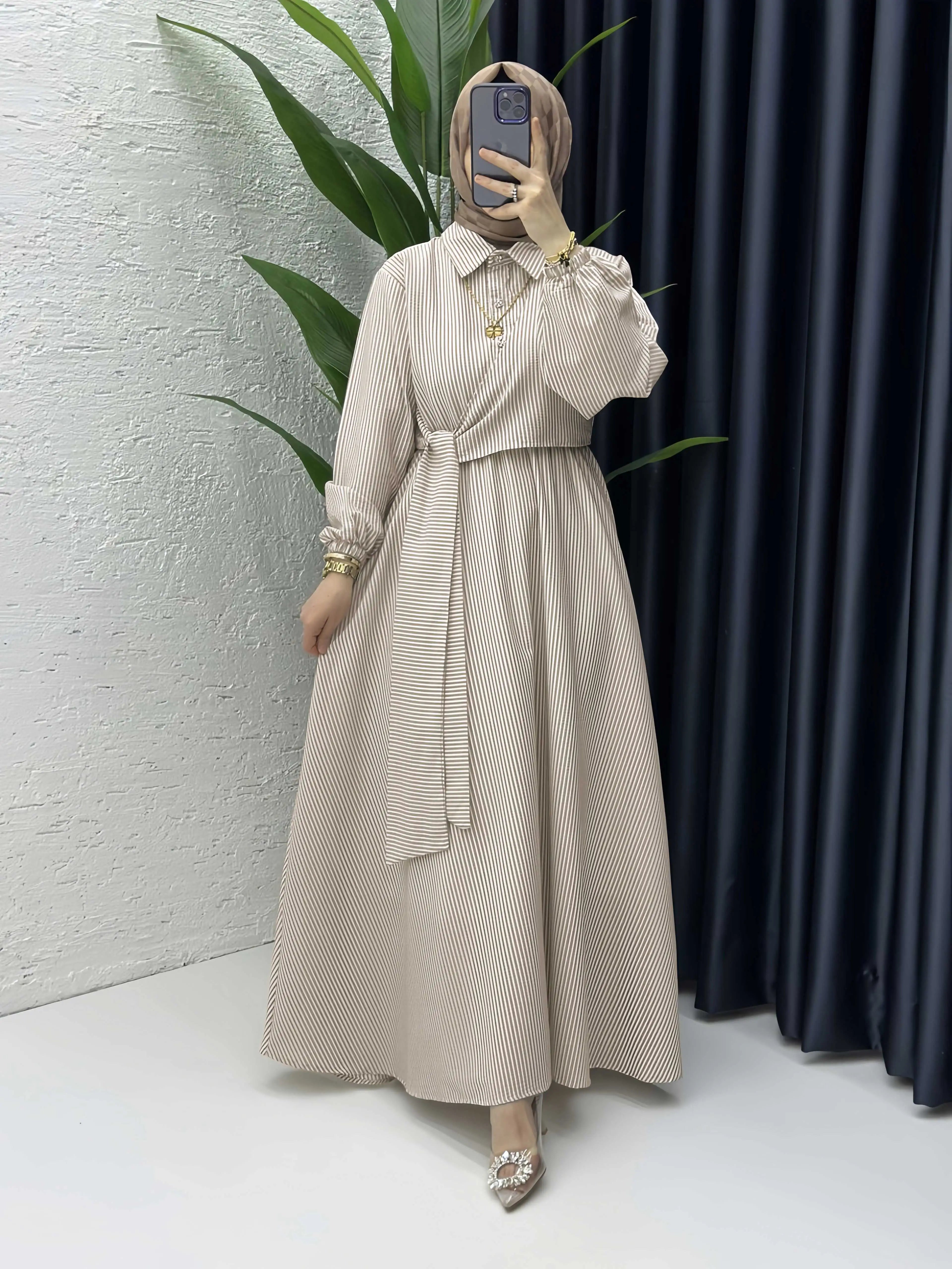 Abaya Rayée Beige Style Dubaï – Robe Longue Col Chemise avec Ceinture, Élégance Modeste et Chic Urbain