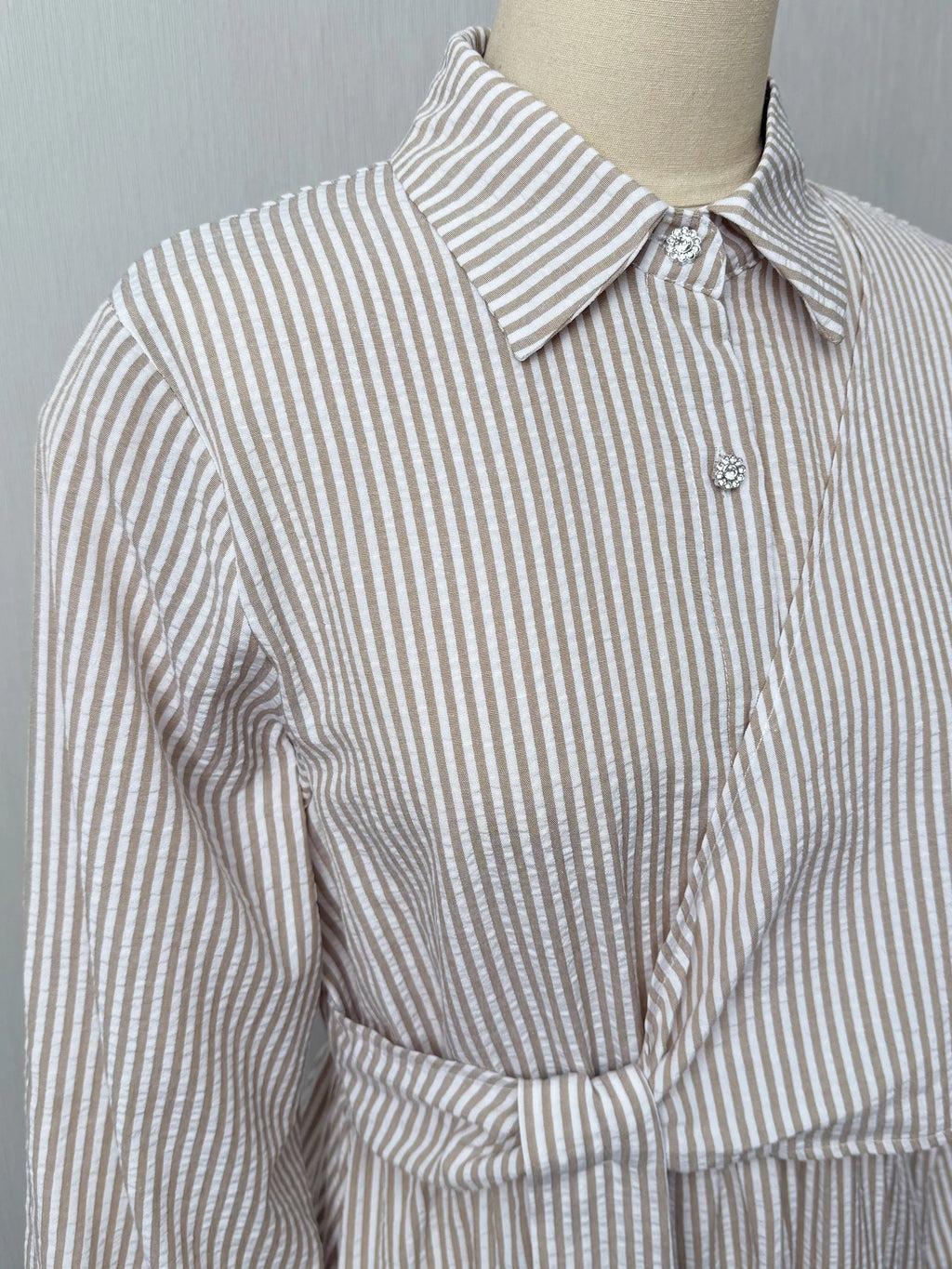 Abaya Rayée Beige Style Dubaï – Robe Longue Col Chemise avec Ceinture, Élégance Modeste et Chic Urbain