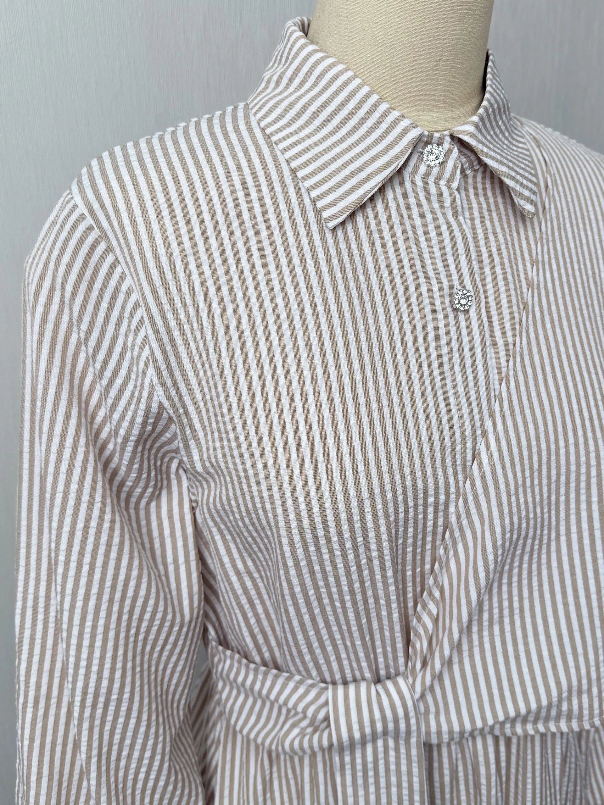 Abaya Rayée Beige Style Dubaï – Robe Longue Col Chemise avec Ceinture, Élégance Modeste et Chic Urbain