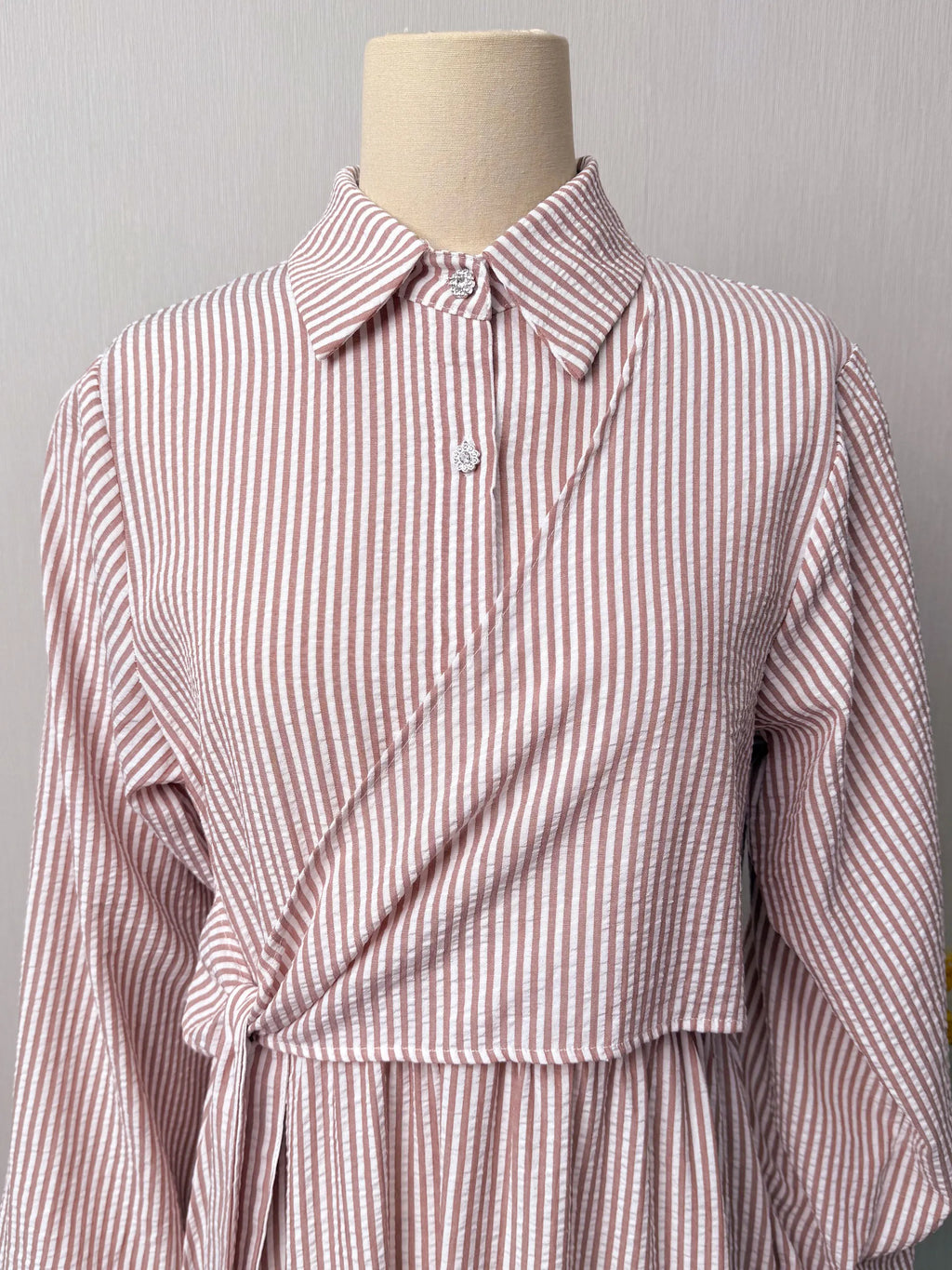 Abaya Rayée Beige Style Dubaï – Robe Longue Col Chemise avec Ceinture, Élégance Modeste et Chic Urbain