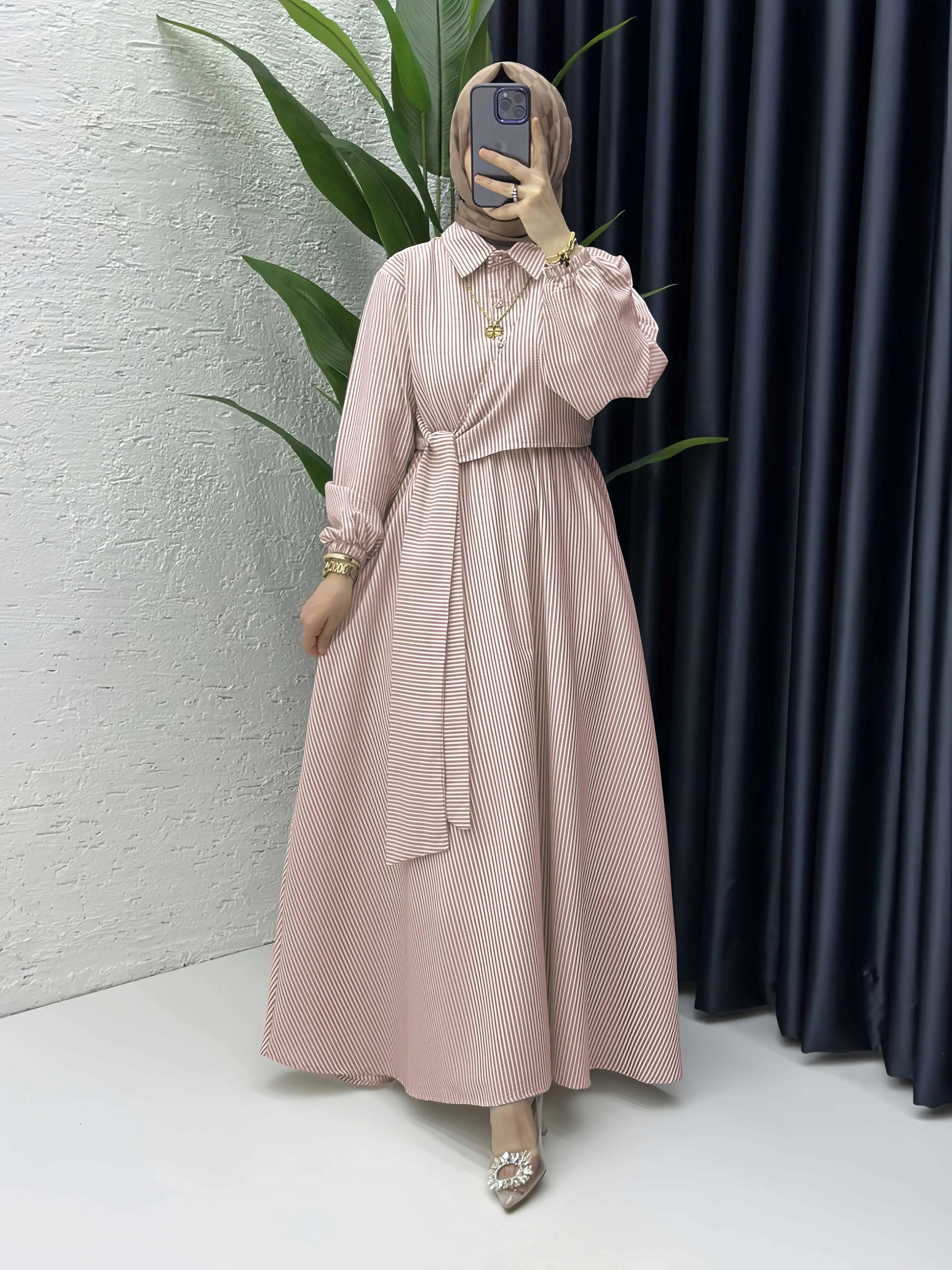 Abaya Rayée Beige Style Dubaï – Robe Longue Col Chemise avec Ceinture, Élégance Modeste et Chic Urbain