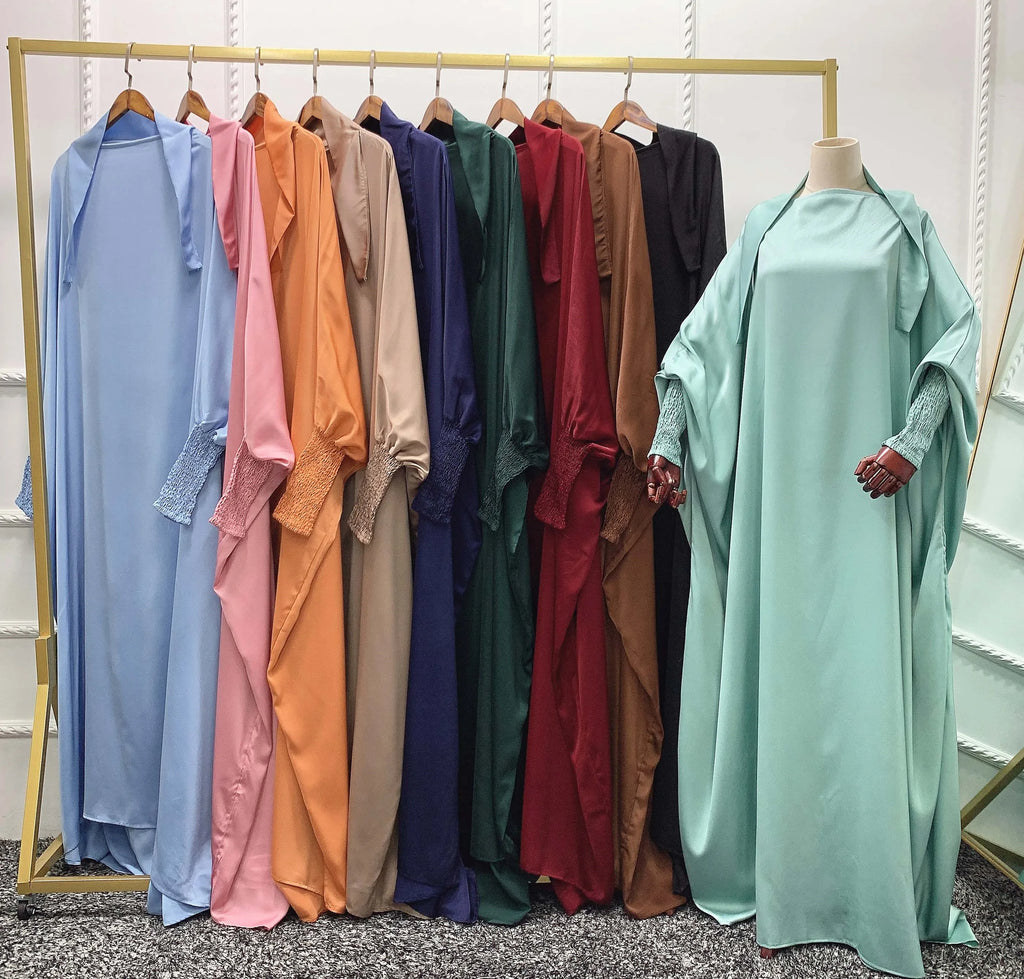Jilbab Long avec Capuche – Manches Smockées en Satin Velours Soyeux | Abaya Modeste et Élégante