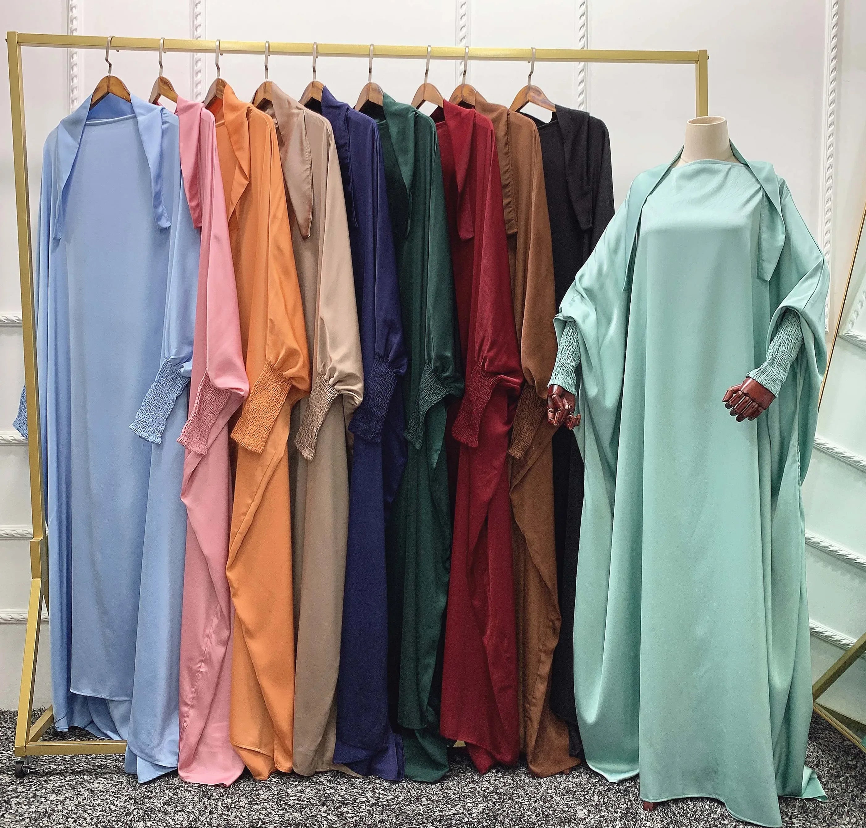 Jilbab Long avec Capuche – Manches Smockées en Satin Velours Soyeux | Abaya Modeste et Élégante